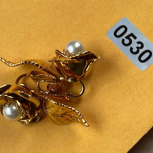 Vintage flower leaf climber clip earrings . - Picture 7 of 7